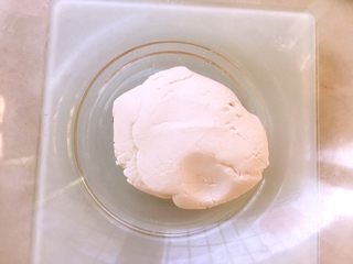 4、猫爪汤圆,取30克糯米粉,加20克温水和成面团