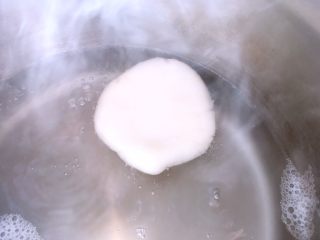 5、猫爪汤圆,之后将揉好的糯米面团入锅煮6、7分钟