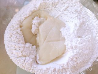 6、猫爪汤圆,将煮过的糯米面团倒入剩下的糯米粉中,这样揉出来的面团特别Q弹,更好吃