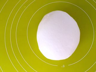 8、猫爪汤圆,之后倒在揉面垫上揉均匀,揉面的时候面团比较粘手,证明面团中水份有点多,可以少加点干粉