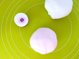 9、猫爪汤圆,取一部分面团加入粉色色膏,揉成嫩嫩的肉粉色