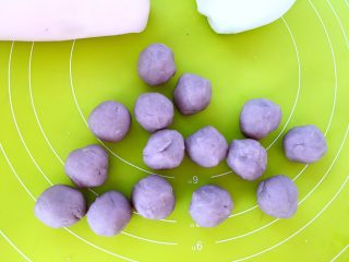 10、猫爪汤圆,取270克香芋馅,分成30等份,剩下的香芋馅可以冰箱冷藏做别的吃的
