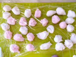 11、猫爪汤圆,两种颜色面团各留一小块备用,留做猫爪,剩下的面团也分成30等份,并上保鲜膜,为了防止制作的过程中面团水份流失,表面干裂