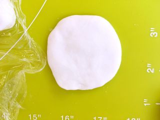12、猫爪汤圆,取一份面团,用手掌搓圆,之后压扁