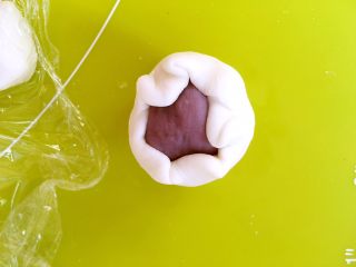 13、猫爪汤圆,包裹上香芋馅,收好收口,再用手掌搓圆