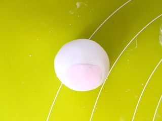 15、猫爪汤圆,之后将粉色小面团压扁,黏在主面团上