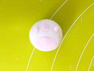 17、猫爪汤圆,之后压扁,分别黏在粉色面团上面,这样一个小猫爪就做好啦