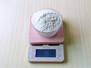 1、预热元宵节～猪圆玉润芝麻汤圆,首先将白色面团的糯米粉称重。