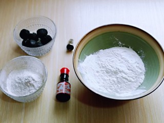 3、预热元宵节～猪圆玉润芝麻汤圆,准备好食材。(我就地取材用了芝麻丸子，馅料可以按个人喜欢)