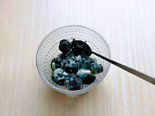 4、预热元宵节～猪圆玉润芝麻汤圆,将芝麻丸子中加入炼乳，搅拌均匀。(可以根据个人口味增减炼乳的量)