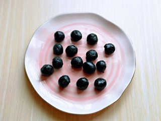 5、预热元宵节～猪圆玉润芝麻汤圆,再搓出小圆球。(大小可以根据个人喜欢)