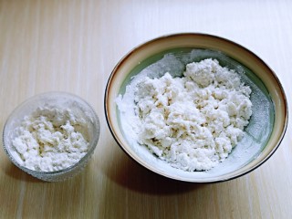 6、预热元宵节～猪圆玉润芝麻汤圆,现在准备做面团，糯米粉中分别分次加入开水，一边加开水，一边用筷子搅成絮状即可，可以揉成不沾手的面团就可以。