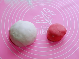 7、预热元宵节～猪圆玉润芝麻汤圆,红色的面团中滴两滴红丝绒液，再揉均匀。