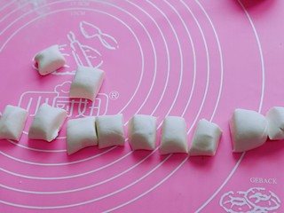 8、预热元宵节～猪圆玉润芝麻汤圆,首先将白面团搓成长条，再切小块。