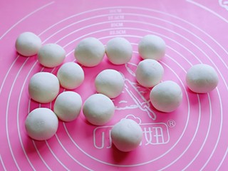 10、预热元宵节～猪圆玉润芝麻汤圆,依次将面团包完，放旁边备用。