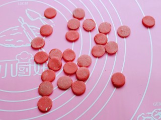 12、预热元宵节～猪圆玉润芝麻汤圆,依次做好的圆形，鼻子和耳朵都用这个圆。