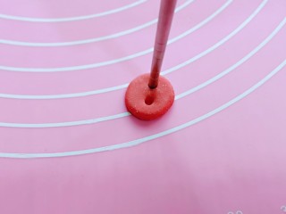 13、预热元宵节～猪圆玉润芝麻汤圆,取一片圆形，用筷子扎出猪鼻孔。