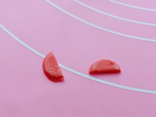 14、预热元宵节～猪圆玉润芝麻汤圆,再取一片圆形，从中间切开，如图。