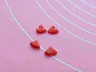 15、预热元宵节～猪圆玉润芝麻汤圆,再切一刀，也就是一片圆形切出四份。