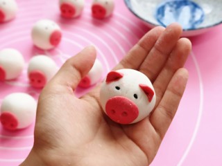 17、预热元宵节～猪圆玉润芝麻汤圆,把猪耳朵用牙签装上，再用黑芝麻装上眼睛。(沾一点水在装眼睛)