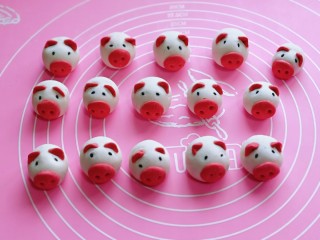 18、预热元宵节～猪圆玉润芝麻汤圆,依次做完。(如果一次吃不完可以密封好放入冰箱冷冻)