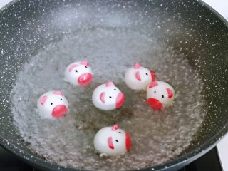 19、预热元宵节～猪圆玉润芝麻汤圆,锅中加入纯净水，大火烧开，下去小猪芝麻汤圆，中小火煮汤圆，吃几个煮几个。