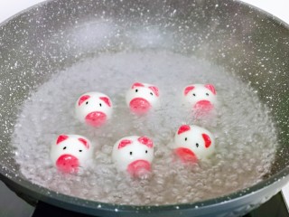 20、预热元宵节～猪圆玉润芝麻汤圆,待汤圆漂浮在上面就可以关火。(切记时不时的铲动一下汤圆，避免粘锅底)