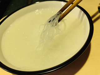 5、花蛤粉丝,用开水泡半小时，泡软就行；