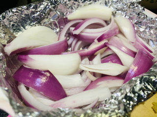 7、花蛤粉丝,铺上洋葱；