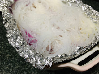 8、花蛤粉丝,铺上粉丝；