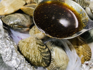 16、花蛤粉丝,用勺子，均匀的往花蛤表层浇上；