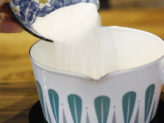 2、Pudding!焦糖布丁????,先来做焦糖，准备一口平底锅，将45g细砂糖一次性倒入