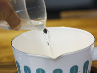 3、Pudding!焦糖布丁????,倒入30g食用水，小火慢煮，一定要用最小火不然糖水容易焦掉的哦