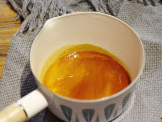 5、Pudding!焦糖布丁????,待糖色成为图中颜色的程度，即棕褐色就可以了，再过度焦糖的味道就会偏苦了哦。倒完焦糖的锅子要尽快用热水冲洗，否则糖凝固在锅子上就不好清理了。