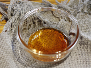 6、Pudding!焦糖布丁????,提前准备好布丁模具，我直接用的乐扣耐高温玻璃碗，熬好的焦糖即刻倒入碗底。焦糖熬好之后不要放太长时间哦，最好尽快倒入碗内，不然很快就会凝固结晶倒不出来了。