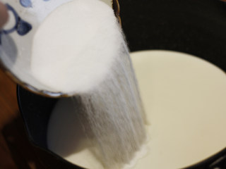 8、Pudding!焦糖布丁????,另取一口平底锅，倒入250g牛奶和20g细砂糖，小火炖煮。