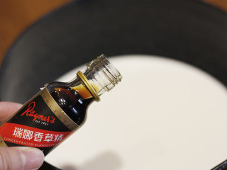 9、Pudding!焦糖布丁????,在牛奶中滴入2滴香草精，没有的可以不放，只是为了丰富布丁的食用口感。将牛奶边搅拌边小火煮至有小气泡出现，离火。