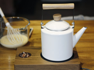 11、Pudding!焦糖布丁????,因为焦糖布丁使用了水浴法，所以准备好布丁液后，我们要准备热水，此时烧一壶水。