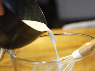 10、Pudding!焦糖布丁????,煮好的牛奶液倒入之前准备好的蛋液中，边倒入边轻微搅拌，动作一定要小防止产生过多的气泡，不然做好的布丁会有洞洞哦。布丁液搅拌好之后要过筛两次，筛掉液体中的蛋筋和气泡，使布丁液变得更加细腻。