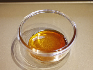 12、Pudding!焦糖布丁????,将倒入焦糖的布丁碗放入烤盘中，此时的焦糖经过降温已经是凝固状态。