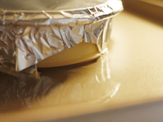 14、Pudding!焦糖布丁????,将烧好的热水倒入放置了布丁碗的烤盘内，水位线到布丁液高度的中心位置最好。如果觉得倒完水不好移动烤盘至烤箱，也可像我一样，把烤盘放入烤箱后再用长嘴壶注入水。