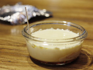 15、Pudding!焦糖布丁????,做好的布丁降温放入冰箱冷藏，至少冷藏2小时后食用。用牙签或者小刀沿着布丁模具壁划一圈，准备脱模。