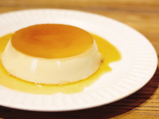 17、Pudding!焦糖布丁????,拍一拍布丁模具底，听到duang的一声，布丁就脱模完成啦，焦糖色很不错哦，布丁也很细腻