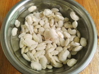 1、桃山皮月饼,将400克白芸豆放水里泡过夜，至少也要泡六小时，不然很难剥皮