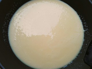 3、桃山皮月饼,煲好的豆子很软烂的，倒入料理机，加入200克白糖，用料理机打得细腻，有破壁机的更好啦！（我没有）????就用料理机将就着用吧