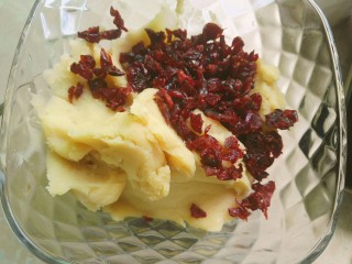 11、桃山皮月饼,取一个碗，称出650克白芸豆馅，加入50克切碎的蔓越莓干