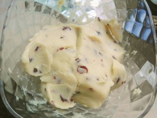 12、桃山皮月饼,翻拌均匀，如图，