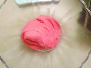 15、桃山皮月饼,再取一个碗，称100克白芸豆馅，加入两滴红色色素，（可以用红色火龙果汁替代，什么？我为什么没有用呢？因为没钱买????????）还有100克的就用原色，什么都不加