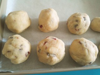 16、桃山皮月饼,把馅料分成70克一份～揉圆，我懒，没揉圆～拍照的角度问题，看着大小不一，不要有疑问????