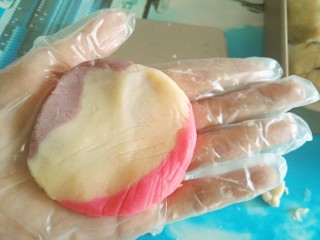 17、桃山皮月饼,三个颜色的月饼皮，分别取点，凑够30克即可，揉圆，按扁